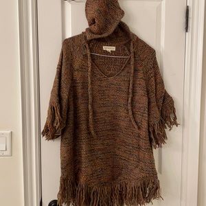 Bohemian sweater with mid sleeve and bottom fringe. Also has a hoodie